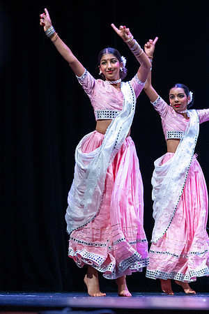 1123-Kruthi-Shagun-Show1_VV204978