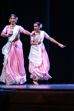 1127-Kruthi-Shagun-Show1_VV204983