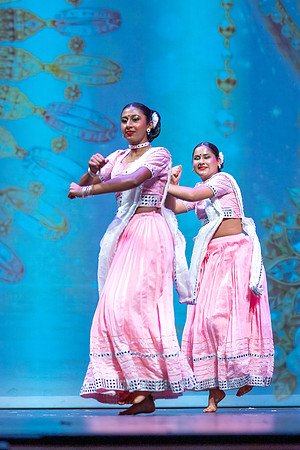 1136-Kruthi-Shagun-Show1_VV204992
