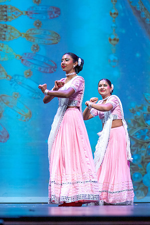 1137-Kruthi-Shagun-Show1_VV204994
