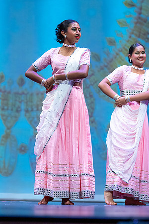 1152-Kruthi-Shagun-Show1_VV205014