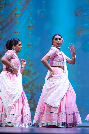 1159-Kruthi-Shagun-Show1_VV205030