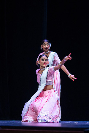 1162-Kruthi-Shagun-Show1_VV205041