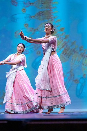 1175-Kruthi-Shagun-Show1_VV205059
