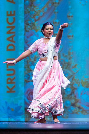 1179-Kruthi-Shagun-Show1_VV205064