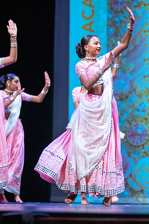 1181-Kruthi-Shagun-Show1_VV205070