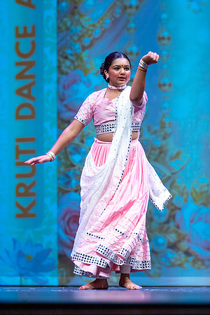 1180-Kruthi-Shagun-Show1_VV205065