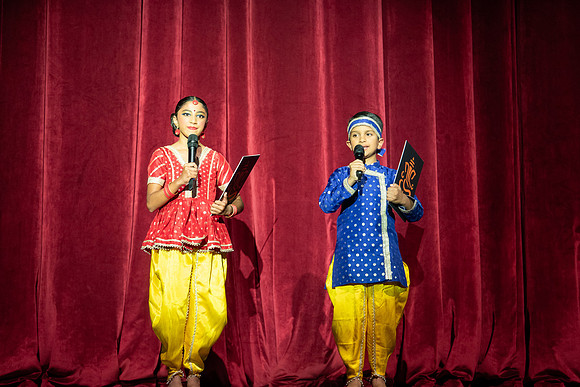 8-Kruthi-Shagun-Show2_CA200049-2