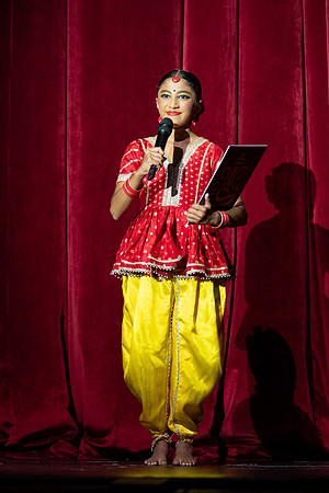13-Kruthi-Shagun-Show2_VV206227