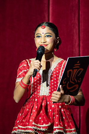 14-Kruthi-Shagun-Show2_VV206228