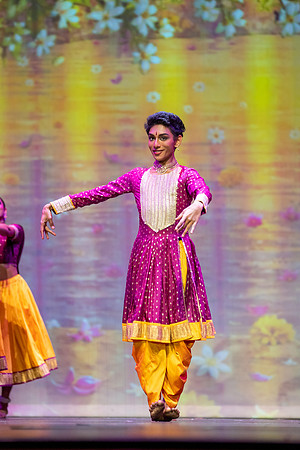 22-Kruthi-Shagun-Show2_VV206239