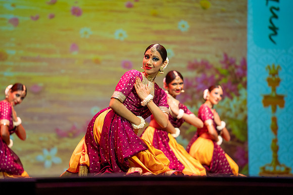 30-Kruthi-Shagun-Show2_CA200056-2