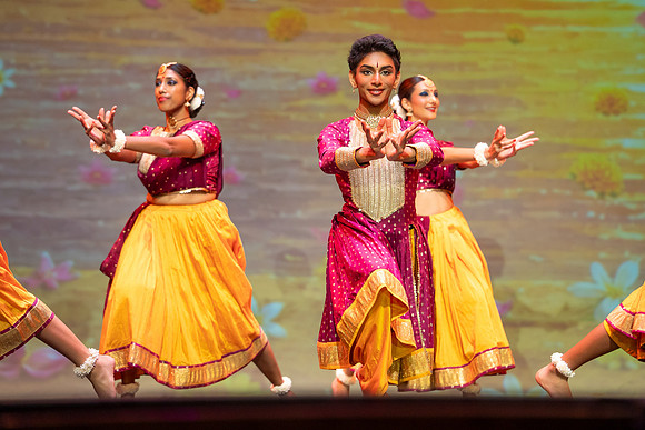 42-Kruthi-Shagun-Show2_CA200060
