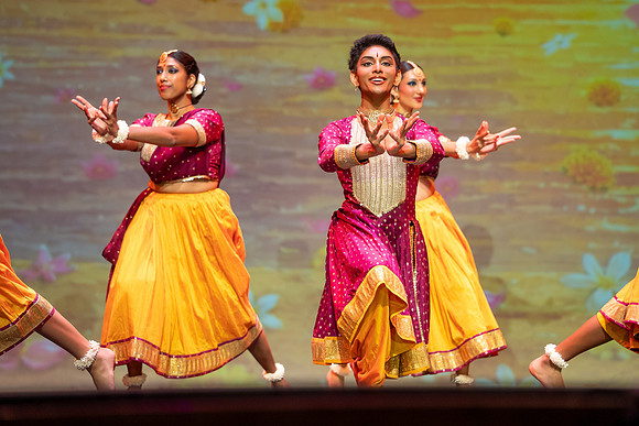 43-Kruthi-Shagun-Show2_CA200061