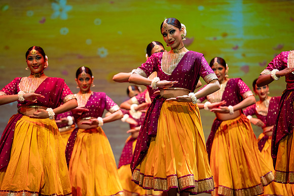 55-Kruthi-Shagun-Show2_CA200064
