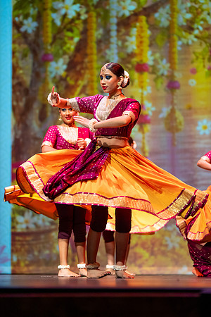 71-Kruthi-Shagun-Show2_VV206255