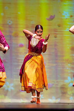 84-Kruthi-Shagun-Show2_VV206298