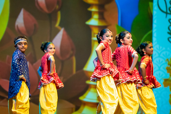94-Kruthi-Shagun-Show2_CA200082-2