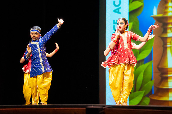 121-Kruthi-Shagun-Show2_CA200102