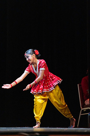 124-Kruthi-Shagun-Show2_VV206323