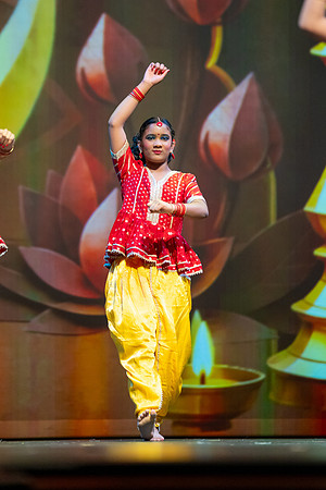 130-Kruthi-Shagun-Show2_VV206330