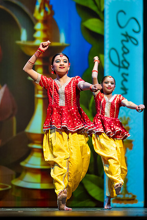 129-Kruthi-Shagun-Show2_VV206328