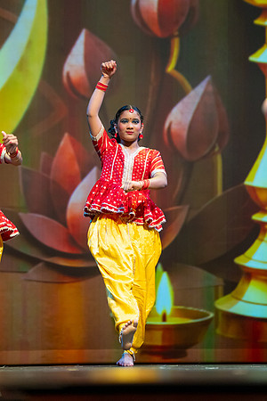 131-Kruthi-Shagun-Show2_VV206332