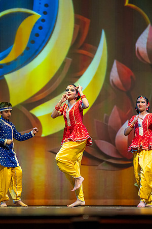 133-Kruthi-Shagun-Show2_VV206335