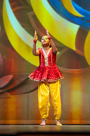 138-Kruthi-Shagun-Show2_VV206346