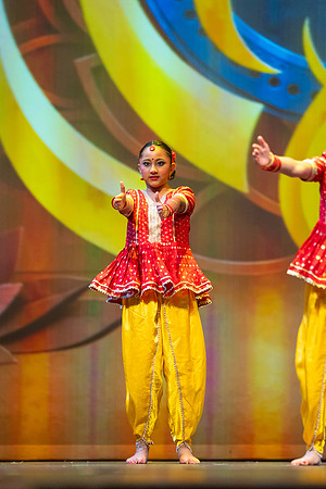 139-Kruthi-Shagun-Show2_VV206348