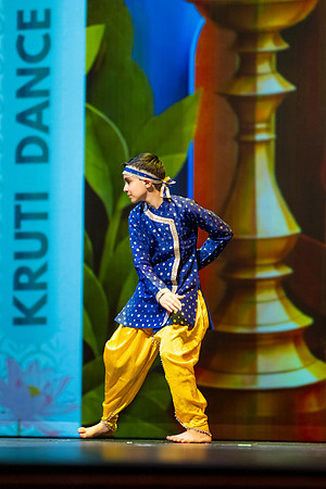 141-Kruthi-Shagun-Show2_VV206354