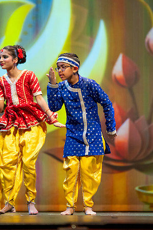 152-Kruthi-Shagun-Show2_VV206391