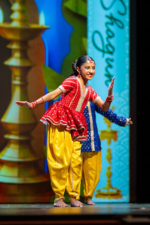 153-Kruthi-Shagun-Show2_VV206393