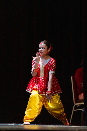156-Kruthi-Shagun-Show2_VV206407