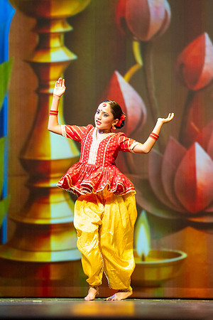 157-Kruthi-Shagun-Show2_VV206409