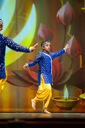 161-Kruthi-Shagun-Show2_VV206425