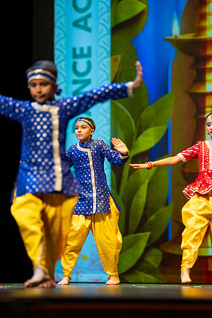 163-Kruthi-Shagun-Show2_VV206429