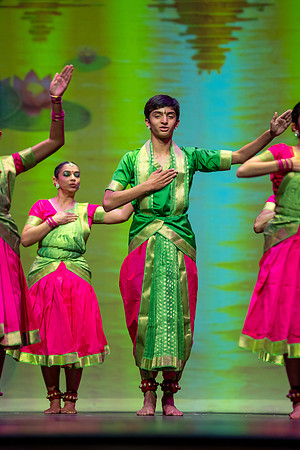176-Kruthi-Shagun-Show2_VV206432