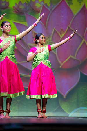 182-Kruthi-Shagun-Show2_VV206441
