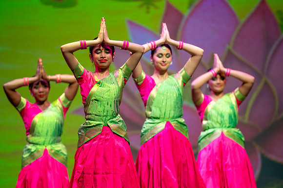 186-Kruthi-Shagun-Show2_CA200121-2