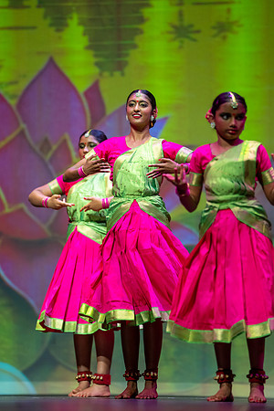 189-Kruthi-Shagun-Show2_VV206446