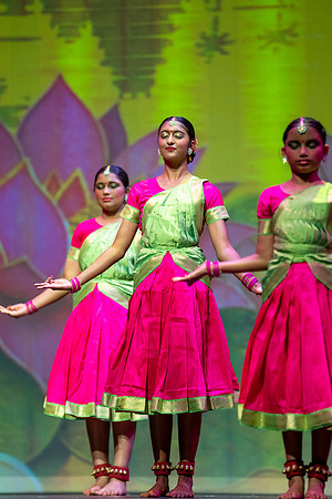 190-Kruthi-Shagun-Show2_VV206448