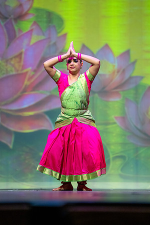 198-Kruthi-Shagun-Show2_VV206466