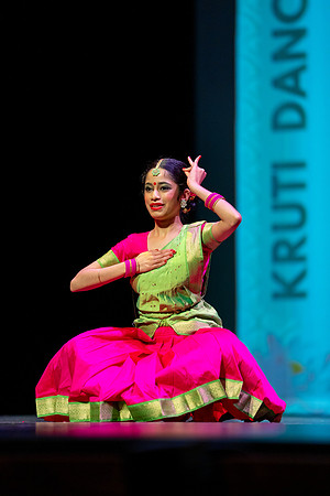 202-Kruthi-Shagun-Show2_VV206473