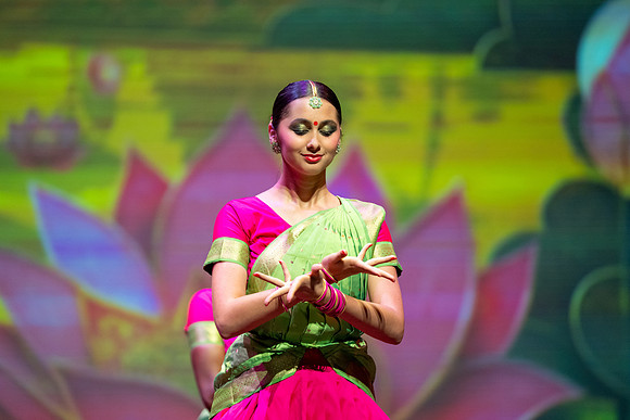 216-Kruthi-Shagun-Show2_VV206479