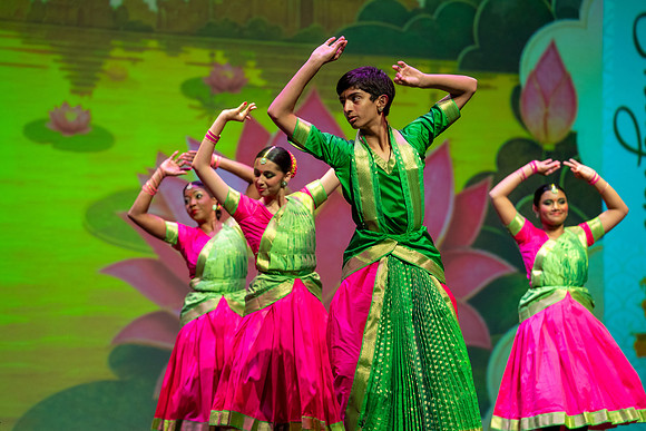 225-Kruthi-Shagun-Show2_CA200148-2