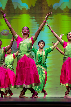 229-Kruthi-Shagun-Show2_VV206502