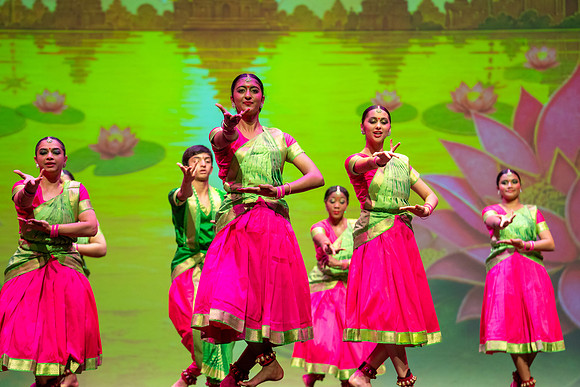 234-Kruthi-Shagun-Show2_CA200155-2