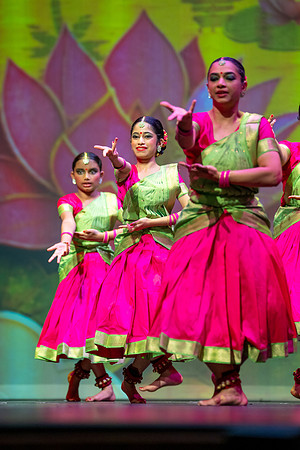 233-Kruthi-Shagun-Show2_VV206507