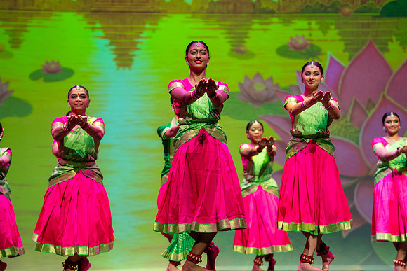 238-Kruthi-Shagun-Show2_CA200157